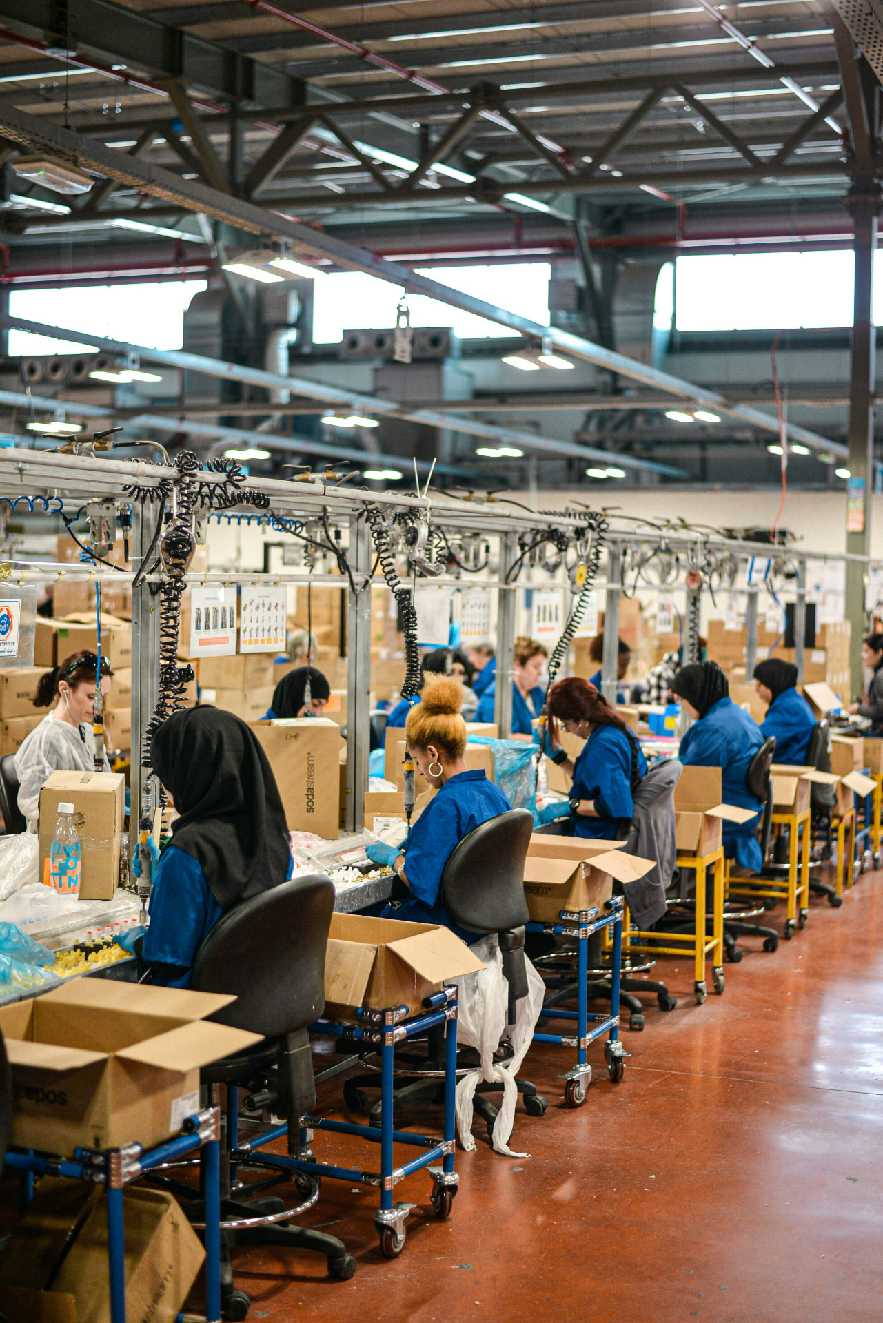 Trabajadoras en una línea de producción industrial